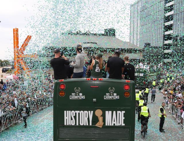 半岛体育官网-等待了半世纪的狂欢！密尔沃基万人空巷庆雄鹿登顶