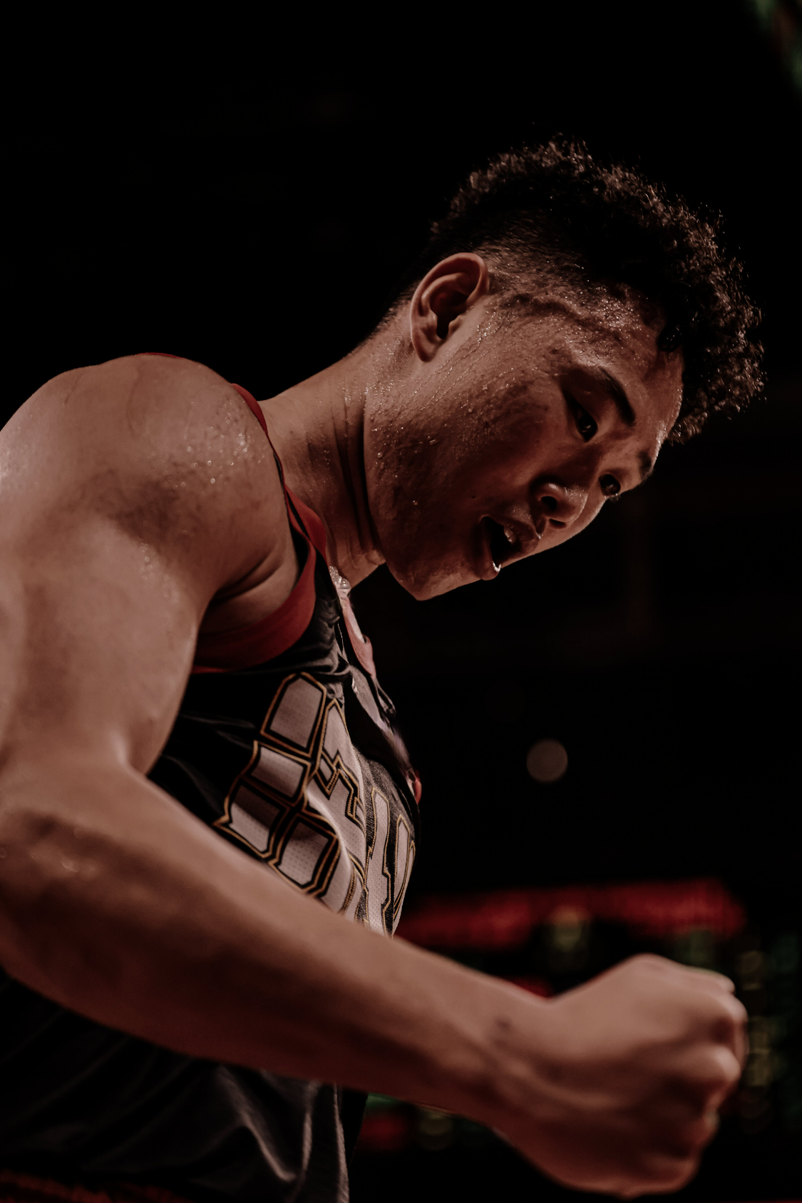 半岛体育-拿到了！队史第一个MVP！这可是中国男篮首发核心